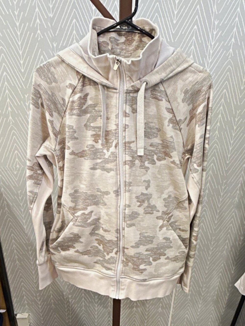 Athleta Women's L Full Zip Hooded Hoodie Gray Camo Triumph Pockets Thumbholes